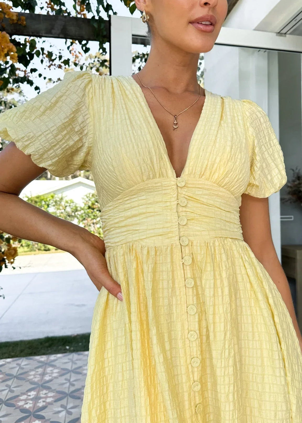 Vestido Aiden - comprido, com botões frontais e mangas curtas